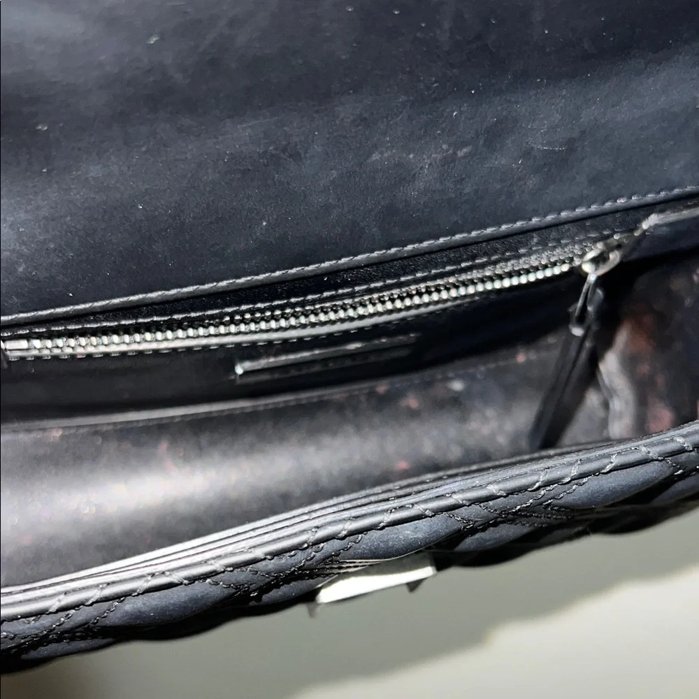 Elegant Black Quilted Shoulder Bag - Picture 4 of 8